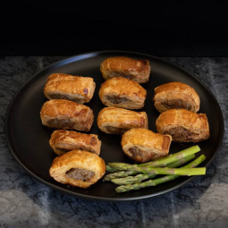 Hartige saucijzenbroodjes klein van marktslager van Bussel