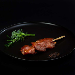 Eigengemaakte Sate varkenshaas spiesjes (3 stuks) voor op de barbecue