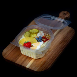 Eiersalade met fruit en zuren van marktslager van Bussel