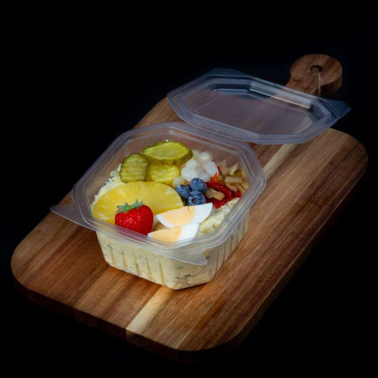 Eiersalade met fruit en zuren van marktslager van Bussel