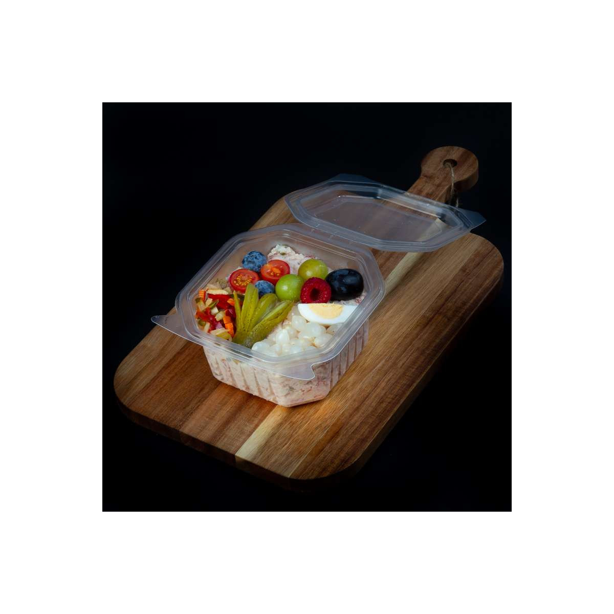 Rundvleessalade met fruit en zuurtjes van marktslager van Bussel