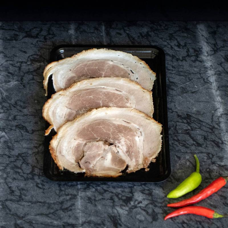 Varkens spek rollade van marktslager van Bussel